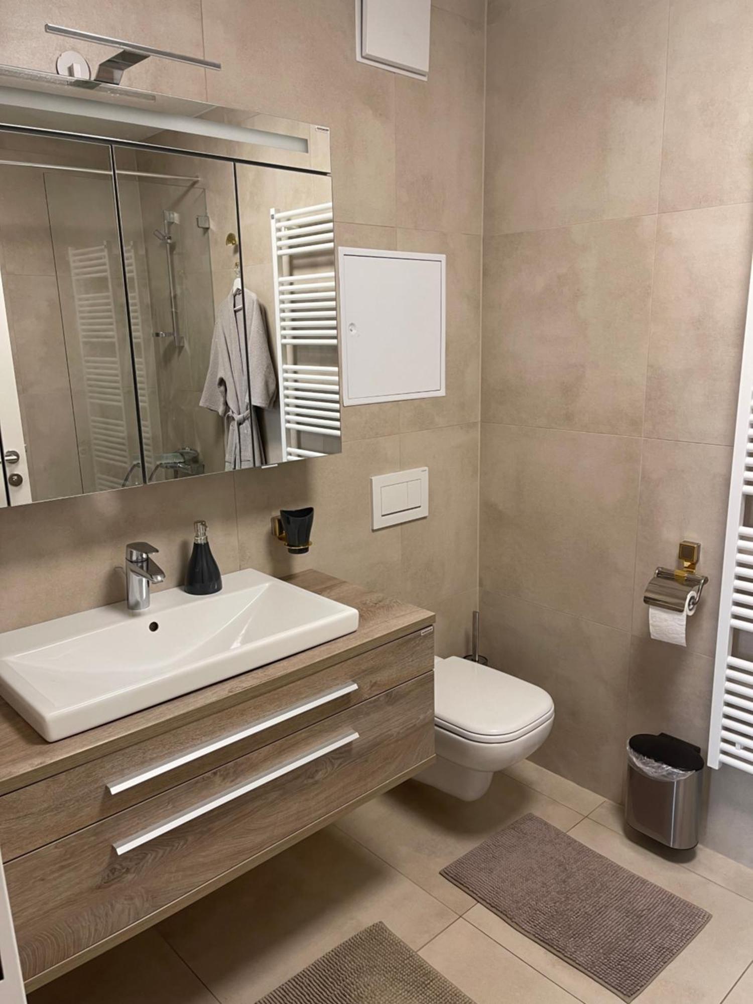 Amazing Austria Center Apartment Near Uno City Viena Exterior foto